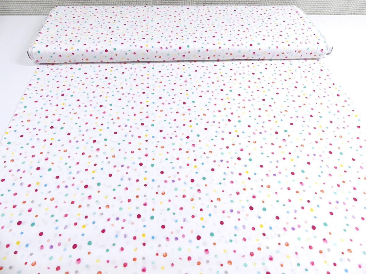 Patchworkstoff From the Hearts in weiß mit bunten kleinen Tupfen von Clothworks